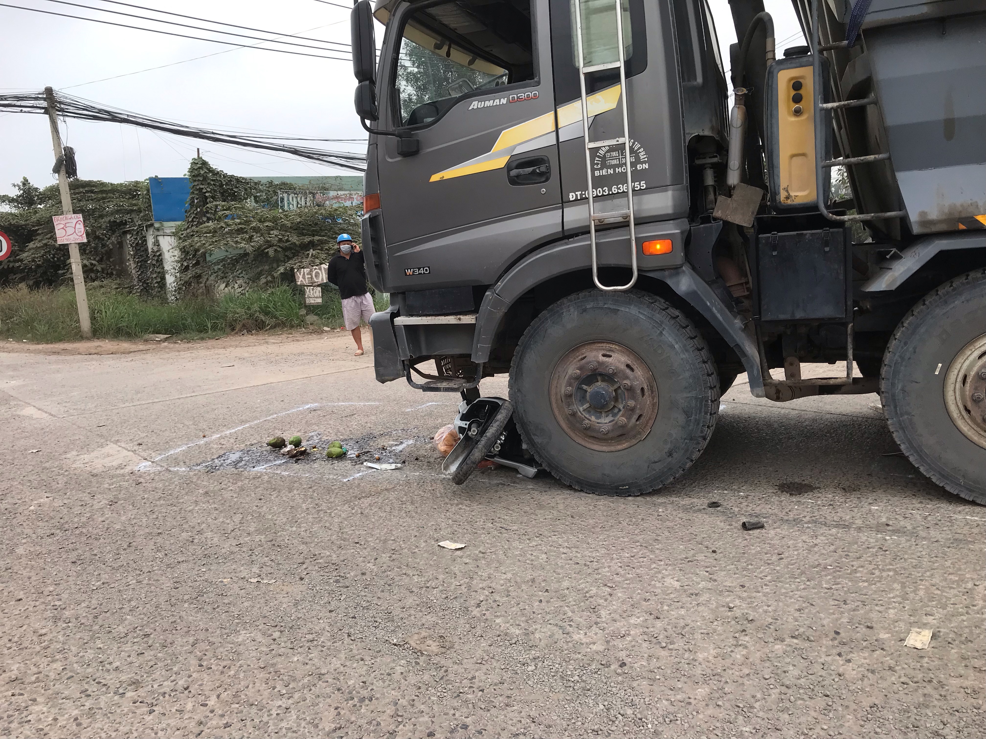 xe ben cuon xe may vao gam