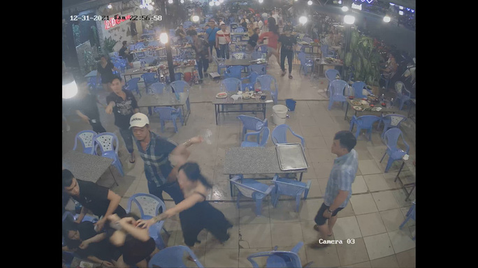 bi tan cong o quan nhau 11