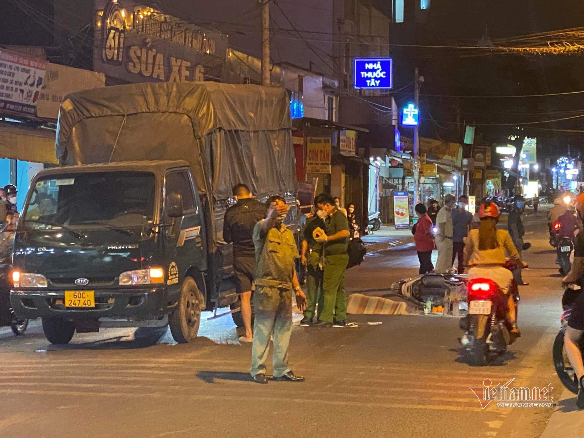 nga vao gam xe tai nam ky su may bi can tu vong tren duong ve phong tro