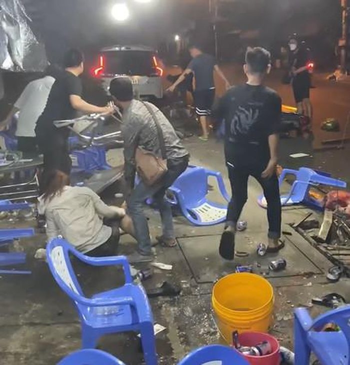 o to lao thang vao quan nhau 3 nguoi bi thuong