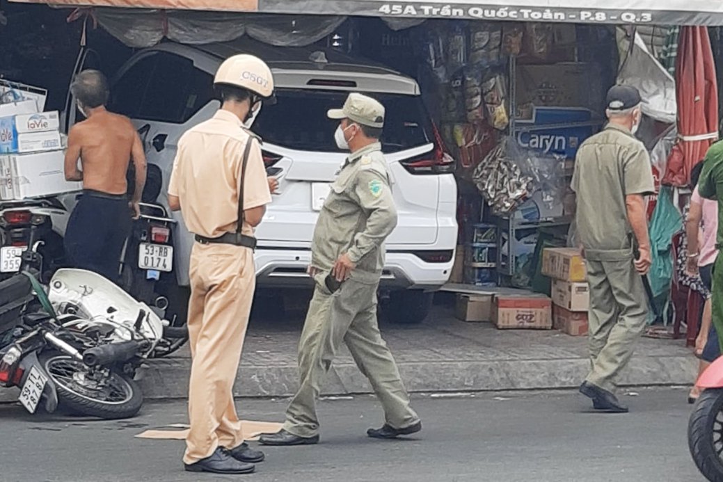 oto lao vao tiem tam hoa