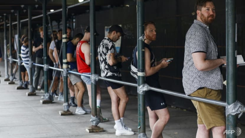 xep hang tiem vaccine dau mua khi xep hang tiem vaccine dau mua khi