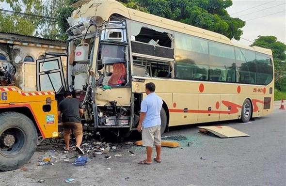 xe khach tong xe bon xe khach tong xe bon