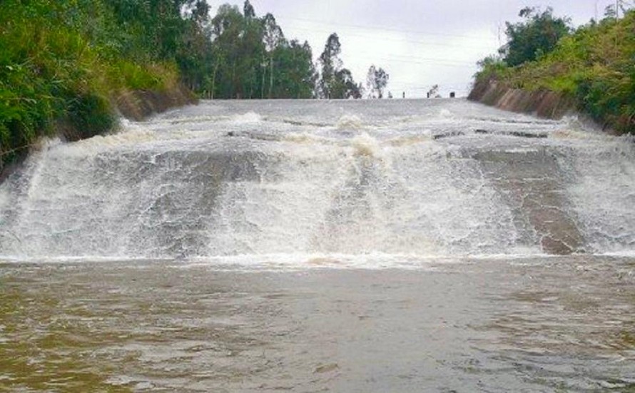 2 hoc sinh duoi nuoc