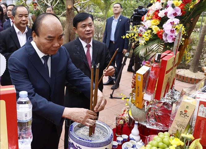 chu tich nuoc dang huong tuong niem tri an cong hien cua cac bac tien boi 01 chu tich nuoc dang huong tuong niem tri an cong hien cua cac bac tien boi 01