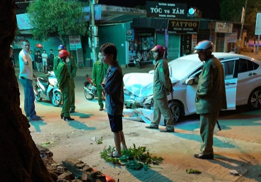 xe con tong nguoi tren via he xe con tong nguoi tren via he