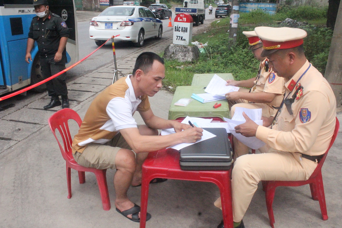 kien quyet xu ly vi pham noi khong voi xin cho trong tong kiem tra o to van tai hanh khach va container 1