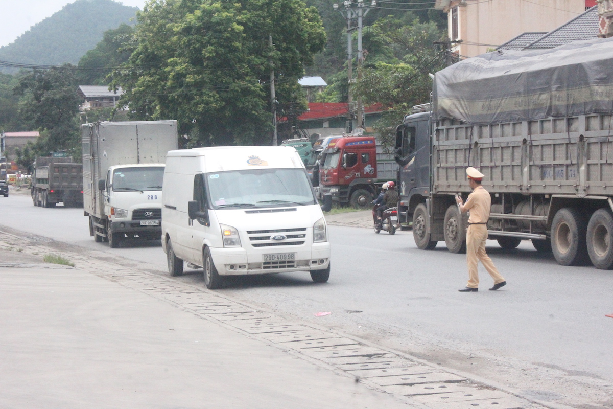 kien quyet xu ly vi pham noi khong voi xin cho trong tong kiem tra o to van tai hanh khach va container