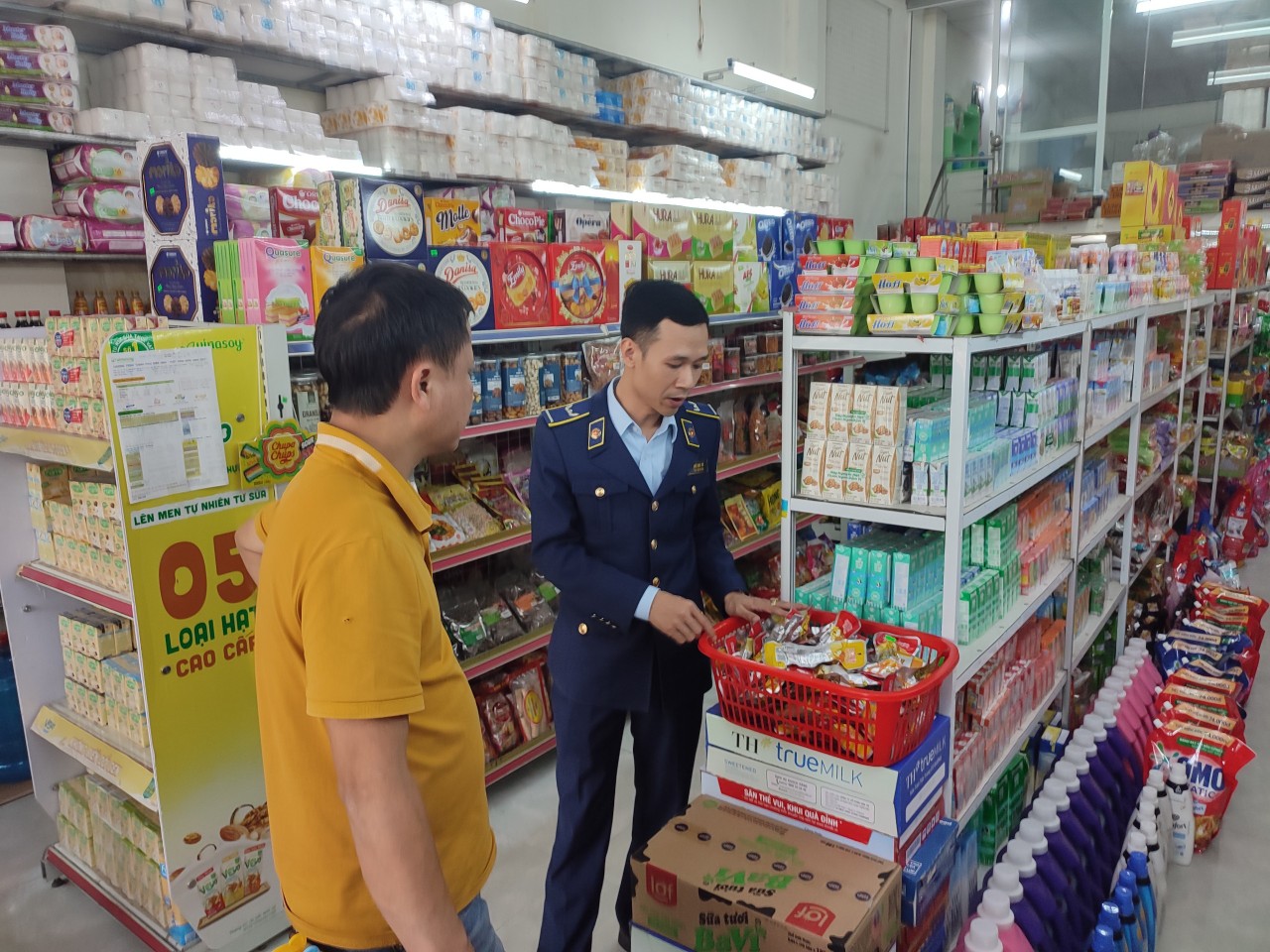 thai nguyen kien quyet xu ly cac mat hang thuc pham troi noi khu vuc cong truong hoc