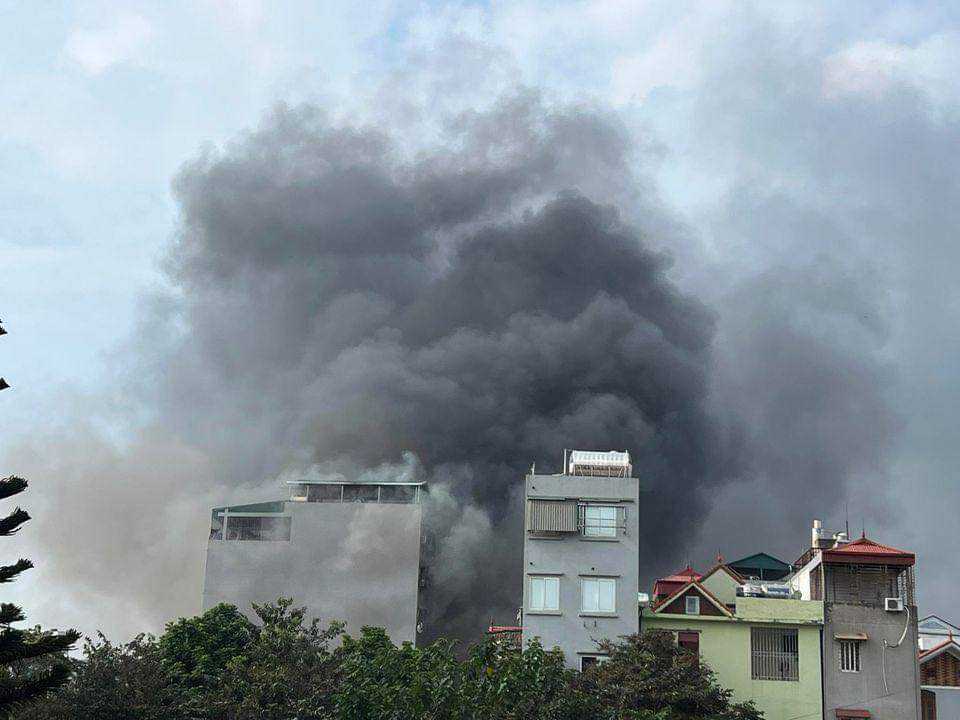 ha noi kip thoi khong che dam chay tai cua hang co khi