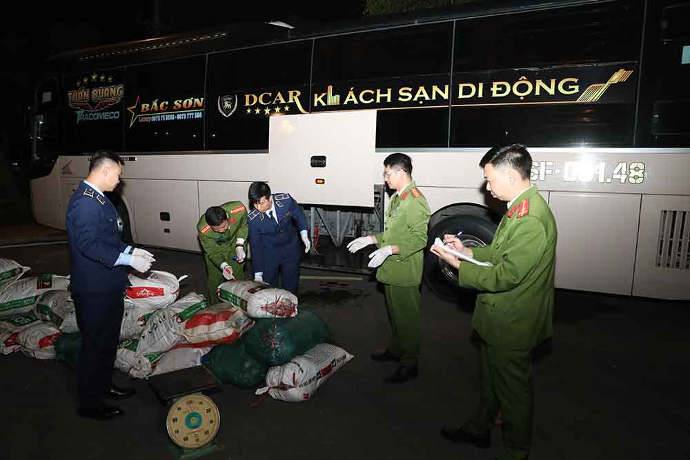 son la bat xe khach cho hon 800kg mo dong vat hoi thoi tren duong ve ha noi tieu thu