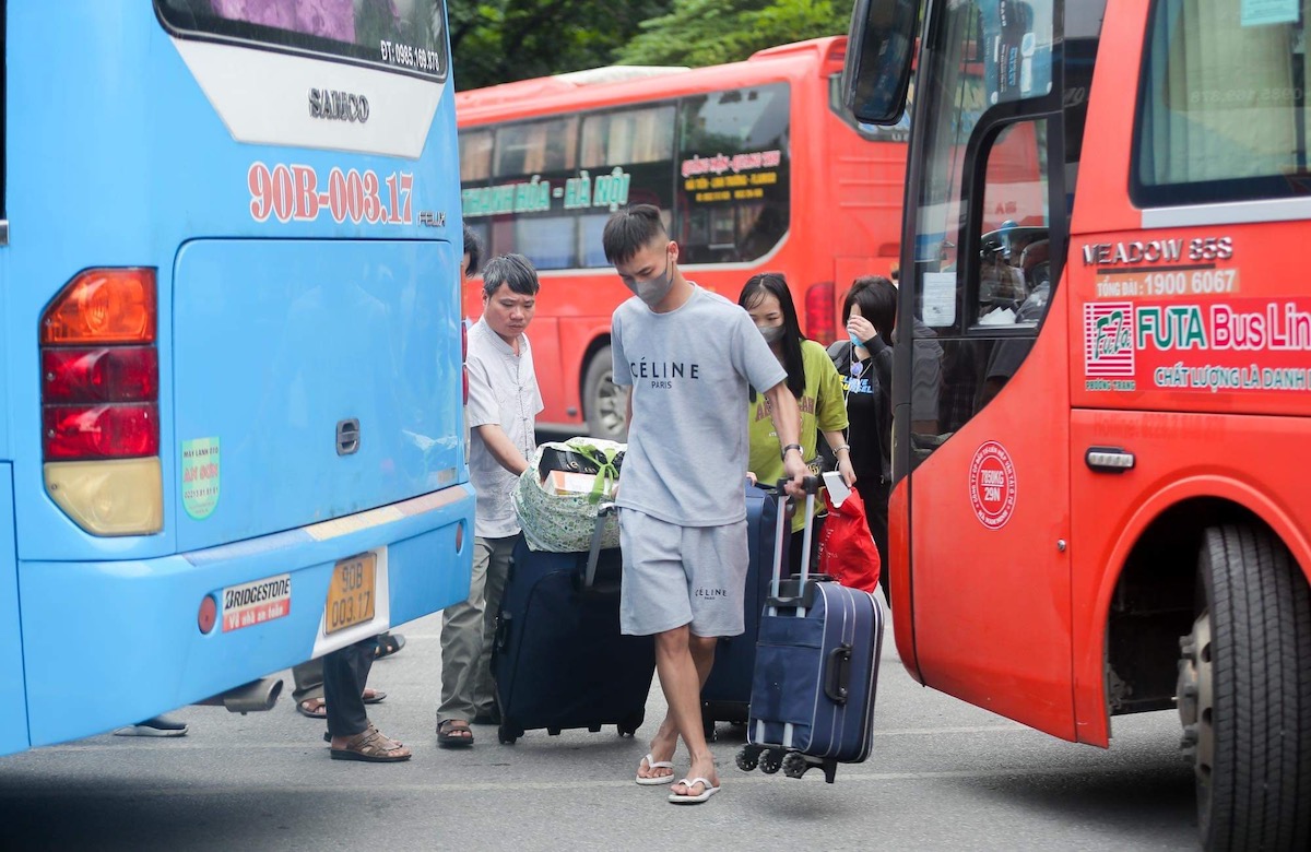 ha noi tang cuong 2 500 xe khach phuc vu nguoi dan dip tet
