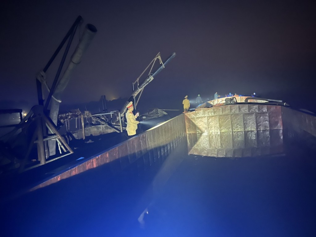 bat qua tang hanh vi hut va ban cat trai phep tren song hong bat qua tang hanh vi hut va ban cat trai phep tren song hong