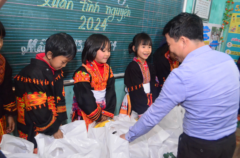 dong am bien gioi xuan tinh nguyen 2024 3