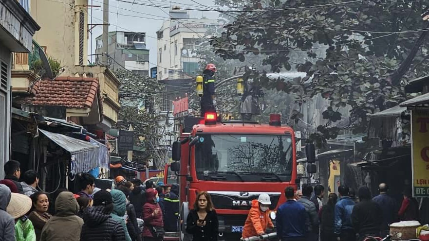 kip thoi xu ly dam chay tren gac xep nha dan o ha noi