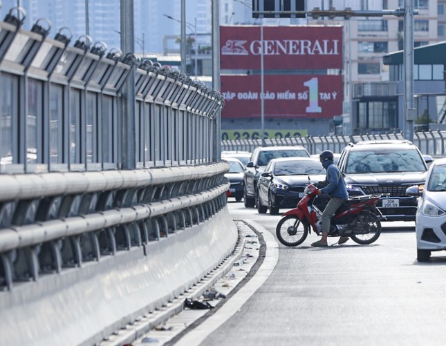 kien quyet xu ly xe may di len vanh dai 2 tren cao 12 kien quyet xu ly xe may di len vanh dai 2 tren cao 12