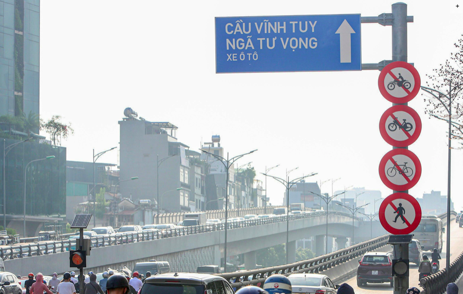 kien quyet xu ly xe may di len vanh dai 2 tren cao 13 kien quyet xu ly xe may di len vanh dai 2 tren cao 13