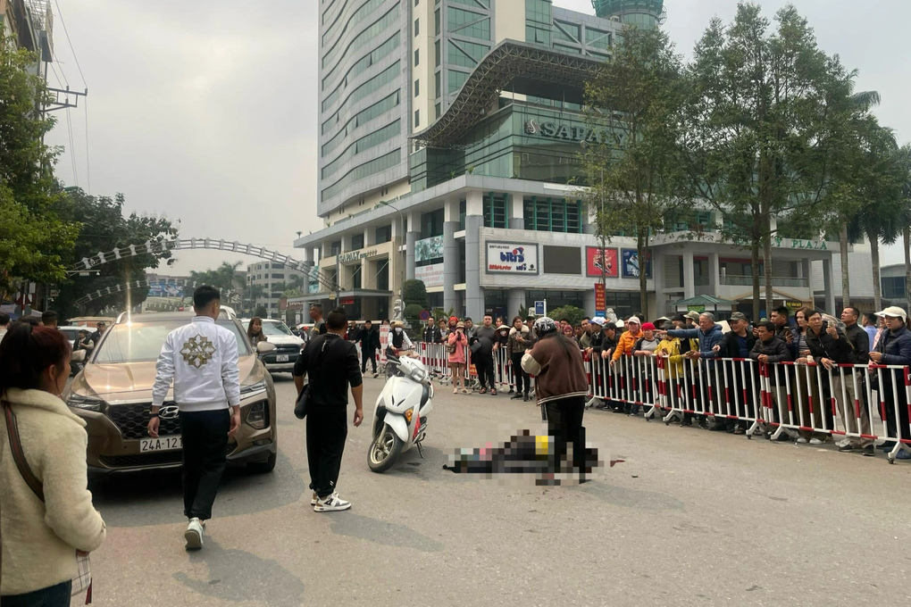 lao cai mo cua xe o to bat can mot phu nu tu vong thuong tam