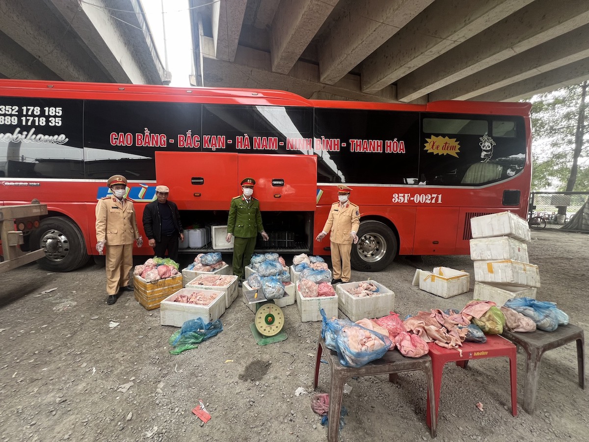 bat giu xe khach cho gan 1 tan thuc pham boc mui hoi thoi tren duong ve thanh hoa tieu thu bat giu xe khach cho gan 1 tan thuc pham boc mui hoi thoi tren duong ve thanh hoa tieu thu