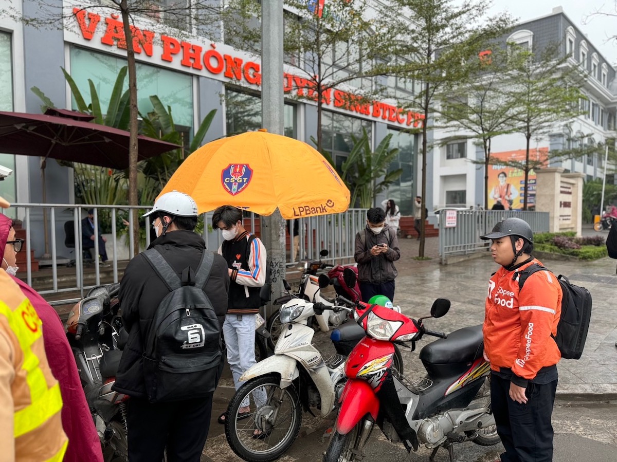 img4038csgt hn xu ly hang loat tai xe di nguoc chieu tren duong trinh van bo