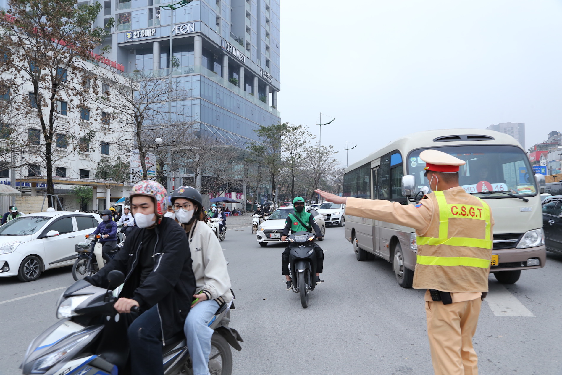img3652bat luc nhin doan xe may rong ran di chuyen tren cau mai dich bat chap bien cam