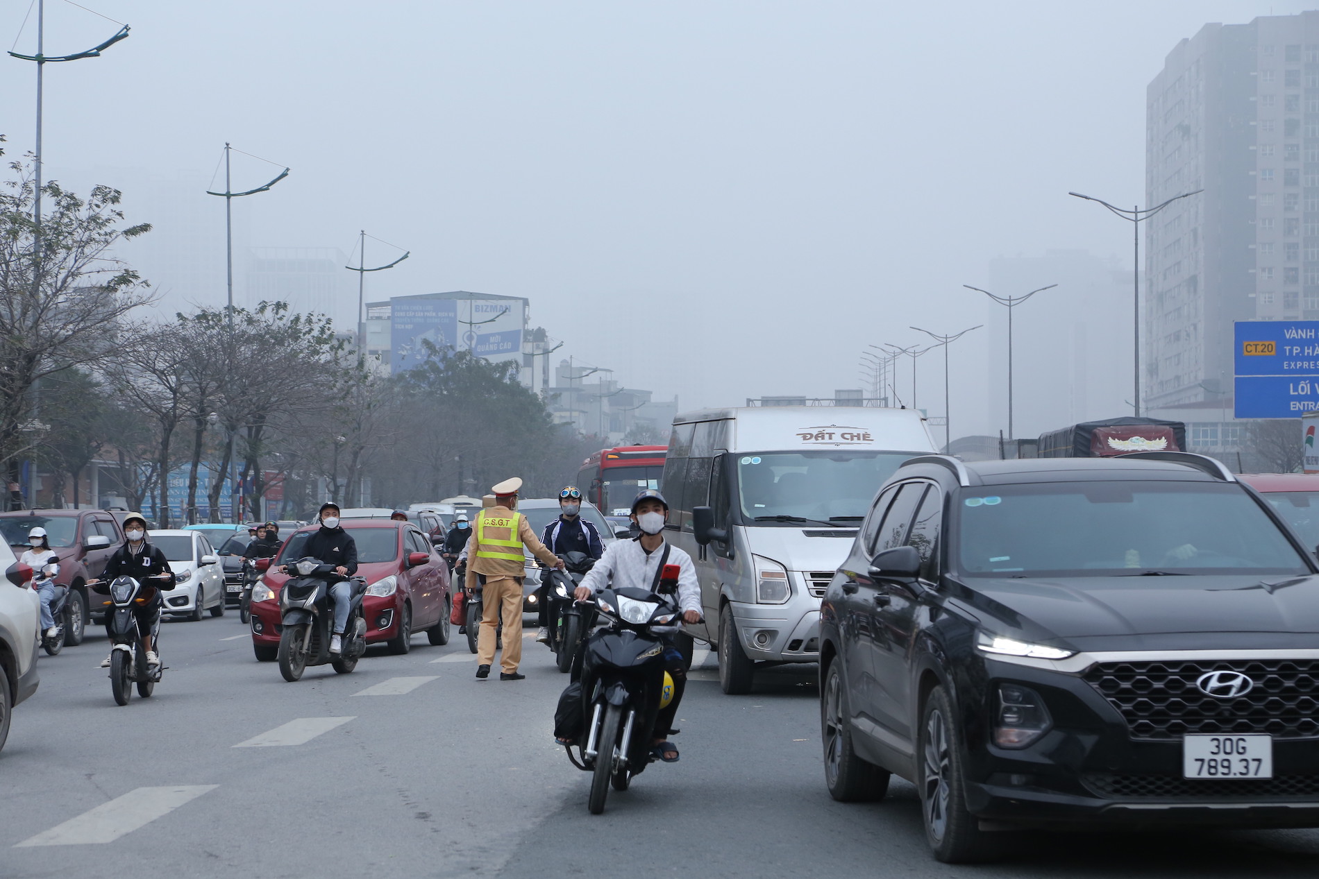 img3696bat luc nhin doan xe may rong ran di chuyen tren cau mai dich bat chap bien cam