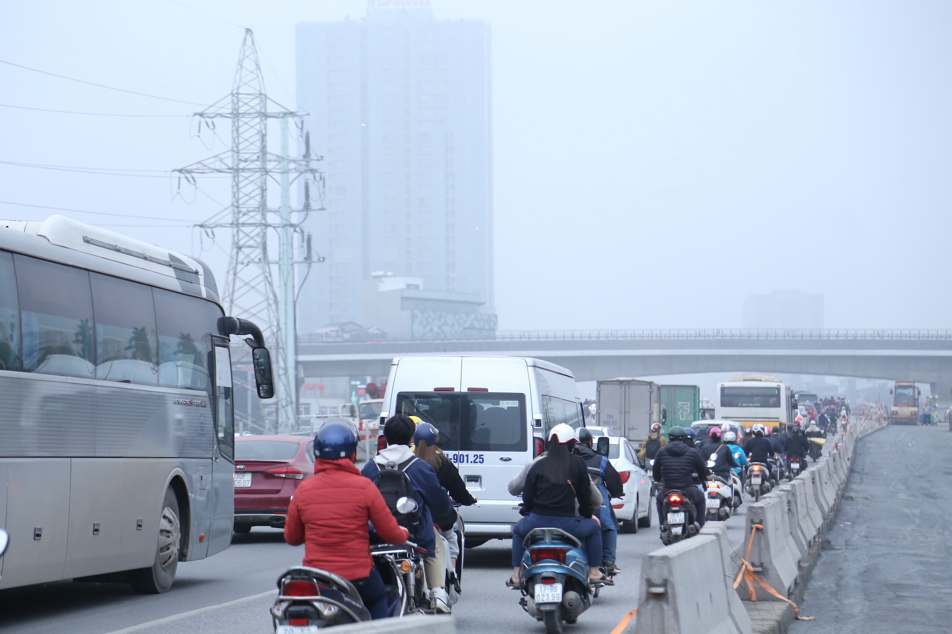 img3773bat luc nhin doan xe may rong ran di chuyen tren cau mai dich bat chap bien cam