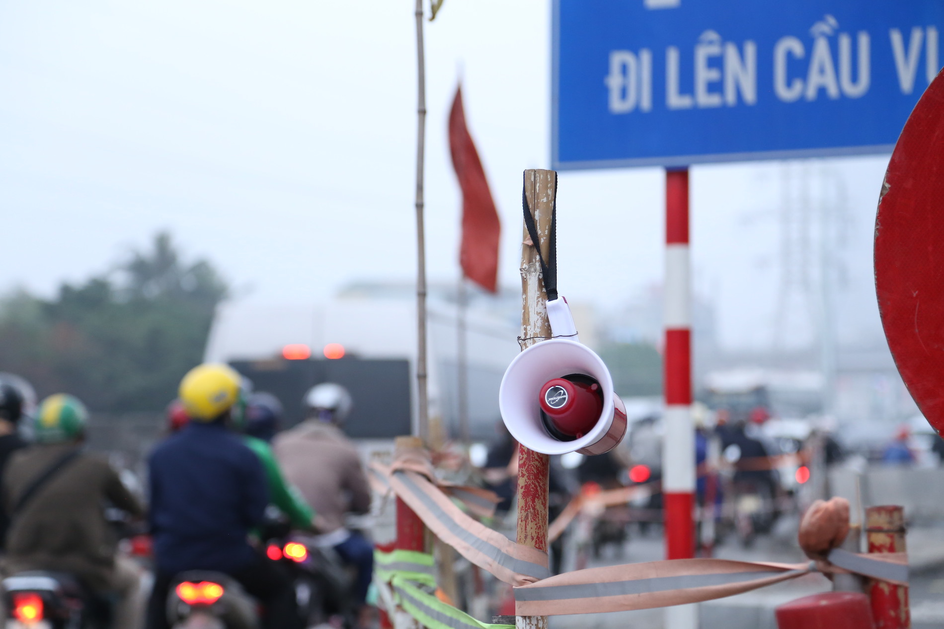 img3794bat luc nhin doan xe may rong ran di chuyen tren cau mai dich bat chap bien cam