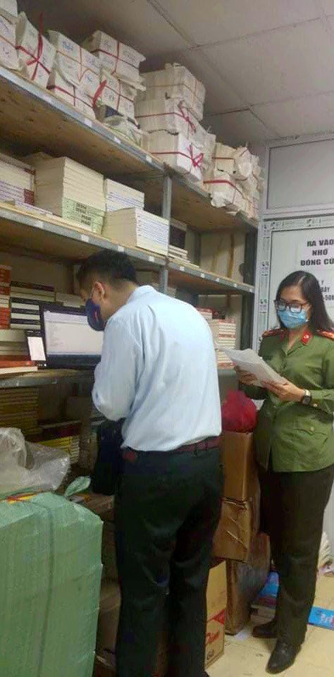 ha noi phat hien thu giu hang chuc tan sach lau 05