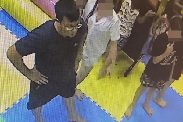 trieu tap nguoi dan ong bi to danh be gai 4 tuoi tai khu vui choi o ha noi 9 6 2022 trieu tap nguoi dan ong bi to danh be gai 4 tuoi tai khu vui choi o ha noi 9 6 2022