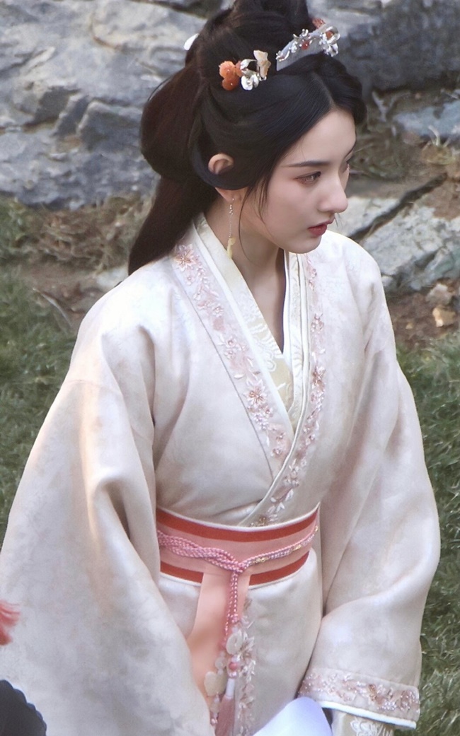 tong to nhi duoc khen ngoi het loi khi hoa my nhan khuynh quoc trong phim moi 8