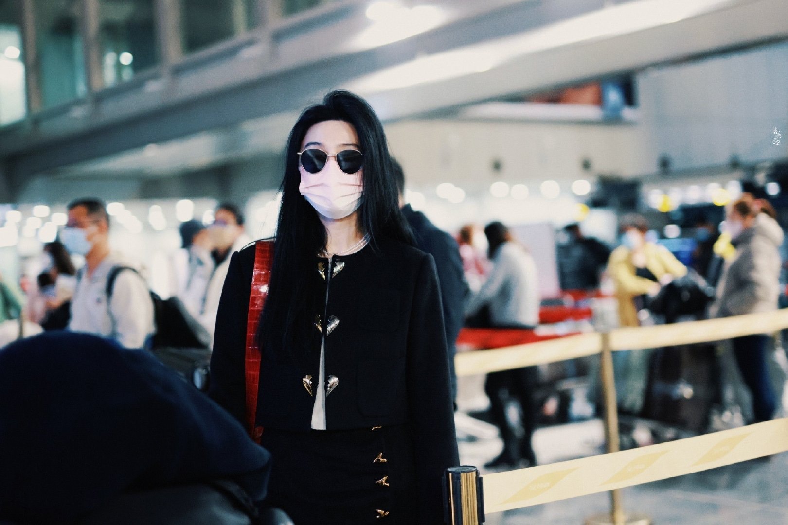 pham bang bang xuat hien o san bay voi visual va than thai dinh cao fan chi biet luu anh moi tay 6 pham bang bang xuat hien o san bay voi visual va than thai dinh cao fan chi biet luu anh moi tay 6