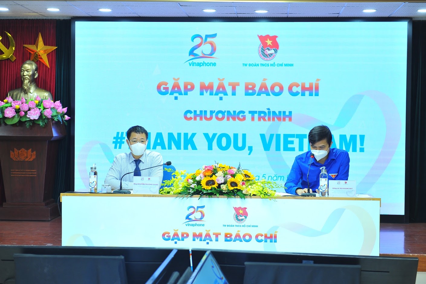 ong bui quang huy uy vien du khuyet ban chap hanh tw dang bi thu thuong truc tw doan chu tich hoi sinh vien viet nam cung ong nguyen truong giang tong giam doc tct vnpt vinaphone