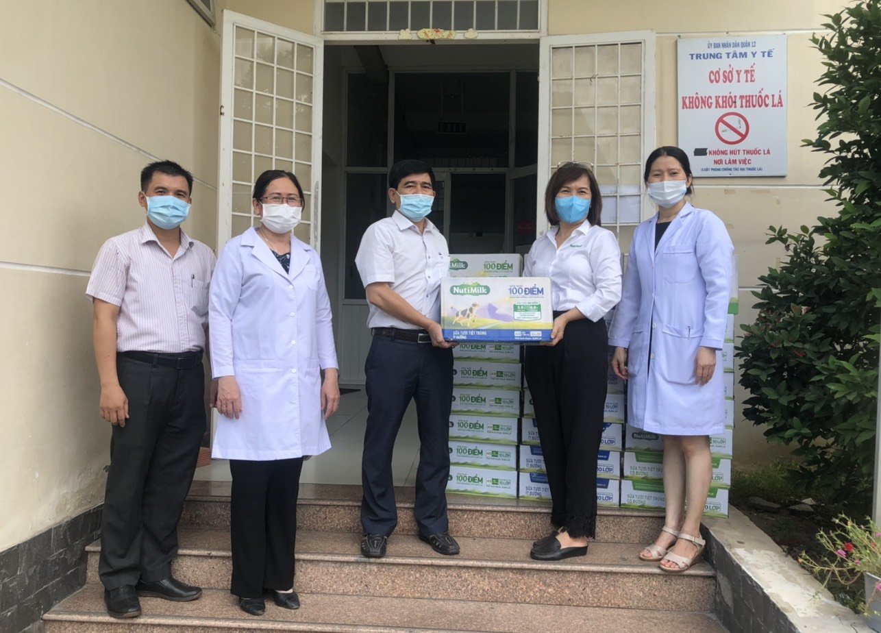 bs tran thi minh nguyet trao tang sua cho cac y bac sy dang thuc hien nhiem vu tai quan 12 bs tran thi minh nguyet trao tang sua cho cac y bac sy dang thuc hien nhiem vu tai quan 12