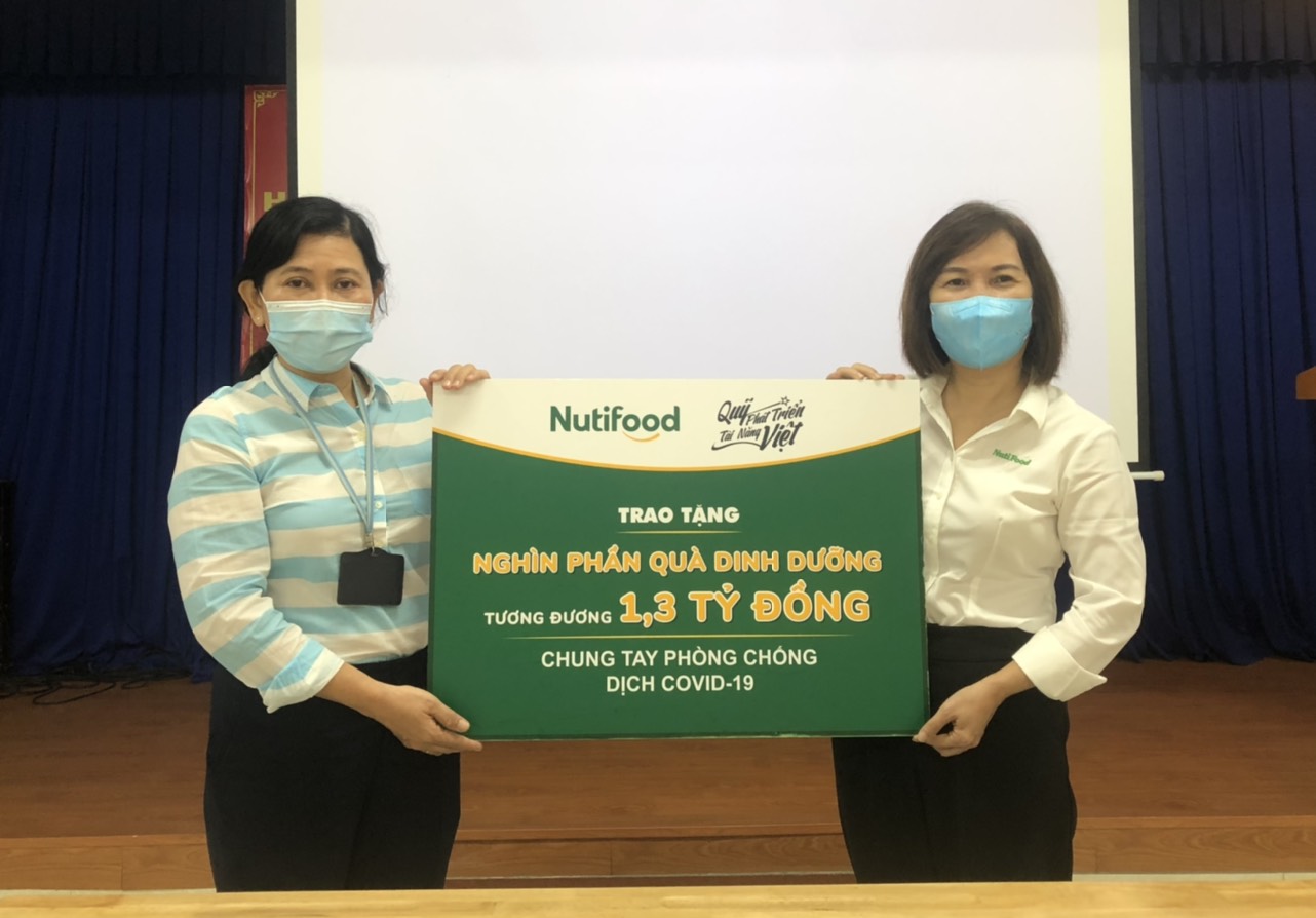 dai dien lanh dao so y te tphcm tiep nhan cac san pham dinh duong duoc nutifood trao tang dai dien lanh dao so y te tphcm tiep nhan cac san pham dinh duong duoc nutifood trao tang