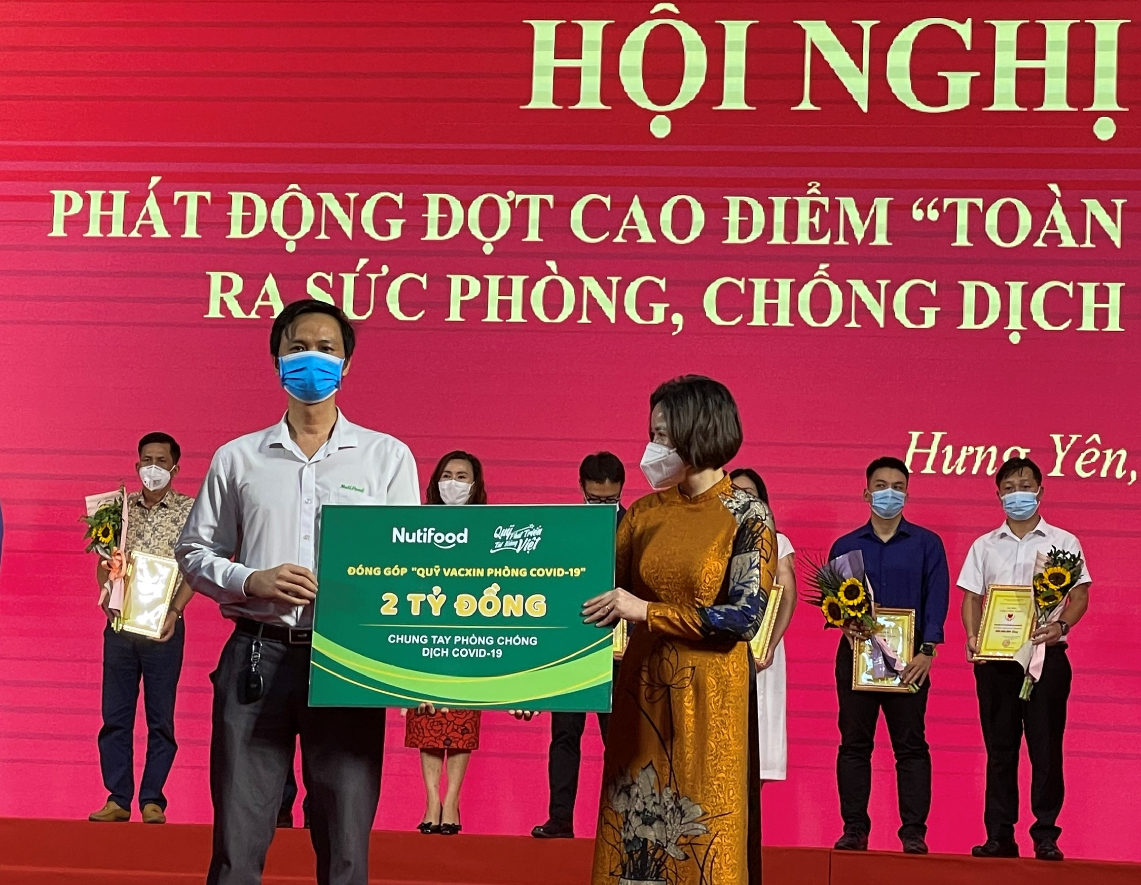 dai dien quy phat trien tai nang viet cua ong bau trao tang 2 ty dong cho quy phong chong dich covid 19 tinh hung yen