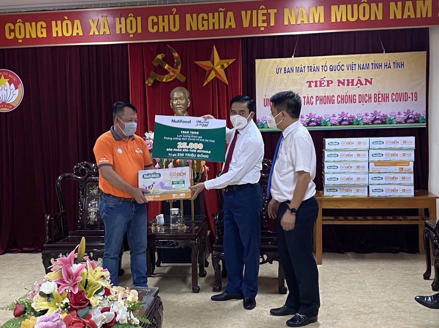 dai dien quy phat trien tai nang viet cua ong bau trao tang 25000 san pham sua tuoi nutimilk cho dai dien tinh ha tinh