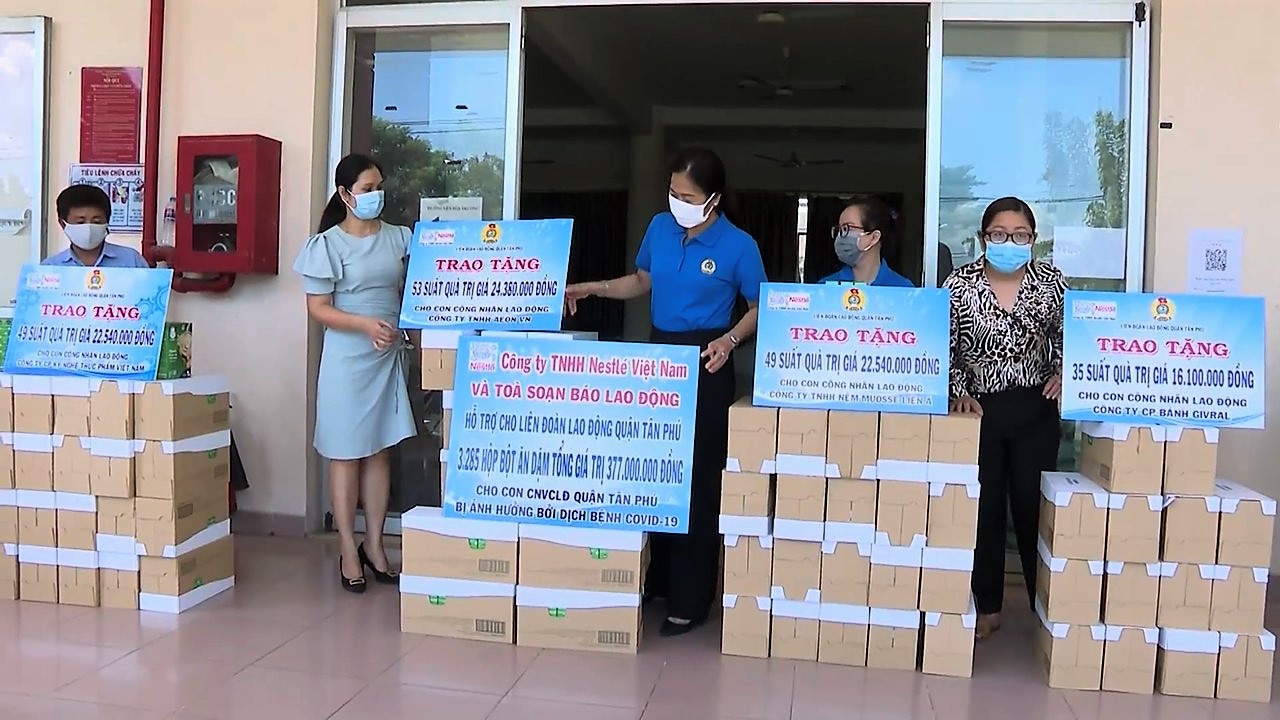 nestle viet nam phoi hop voi lien doan lao dong tp hcm trao qua cho cong nhan bi kho khan do dich covid 19 1 nestle viet nam phoi hop voi lien doan lao dong tp hcm trao qua cho cong nhan bi kho khan do dich covid 19 1
