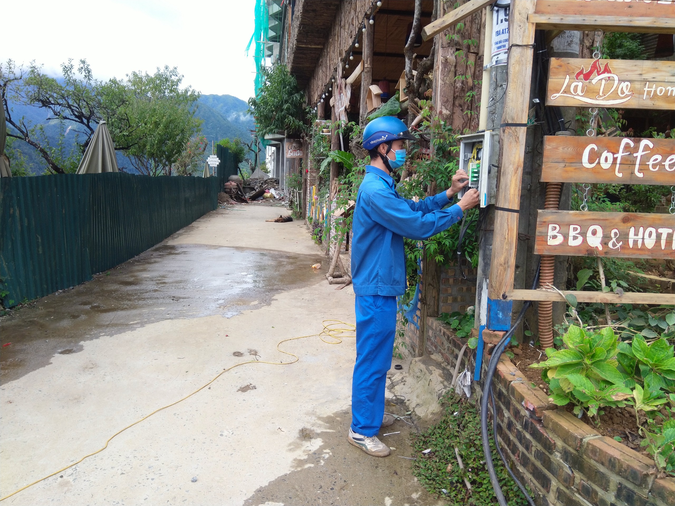 nguoi ky thuat vien dung cam mai duc canh trong cong viec hang ngay tai sapa nguoi ky thuat vien dung cam mai duc canh trong cong viec hang ngay tai sapa