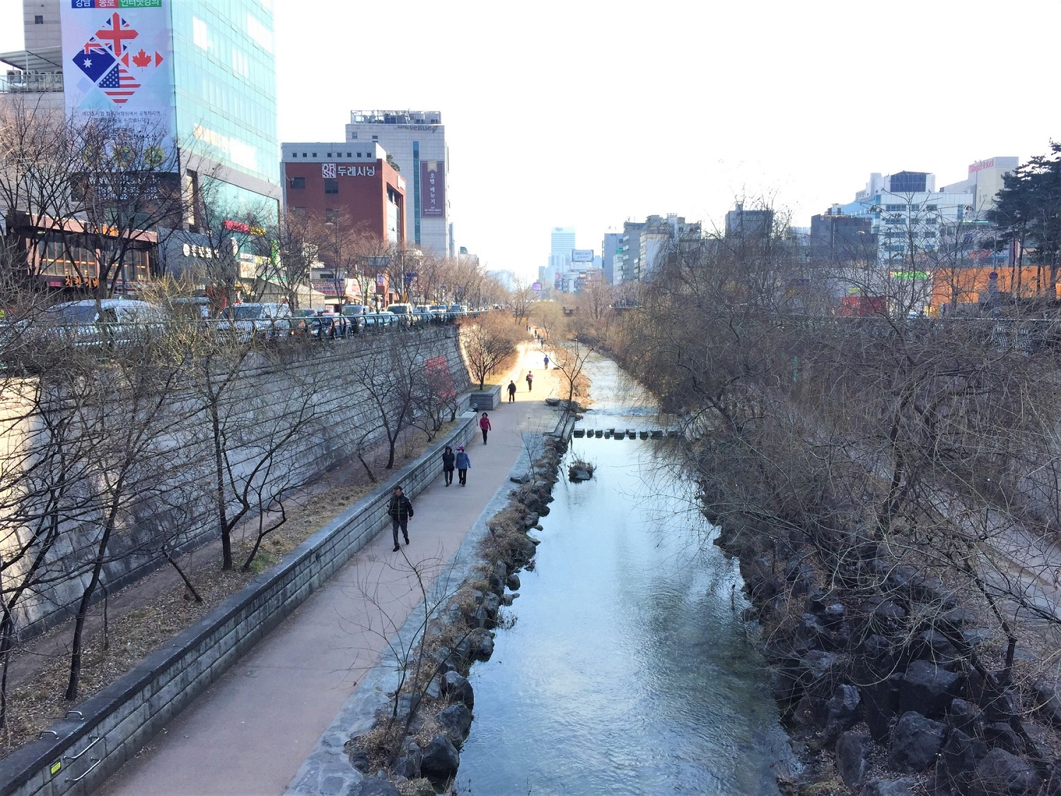 dong suoi cheonggyecheon duoc cai tao tro thanh dia diem dao bo thu gian ly tuong cua nguoi dan seoul va du khach dong suoi cheonggyecheon duoc cai tao tro thanh dia diem dao bo thu gian ly tuong cua nguoi dan seoul va du khach
