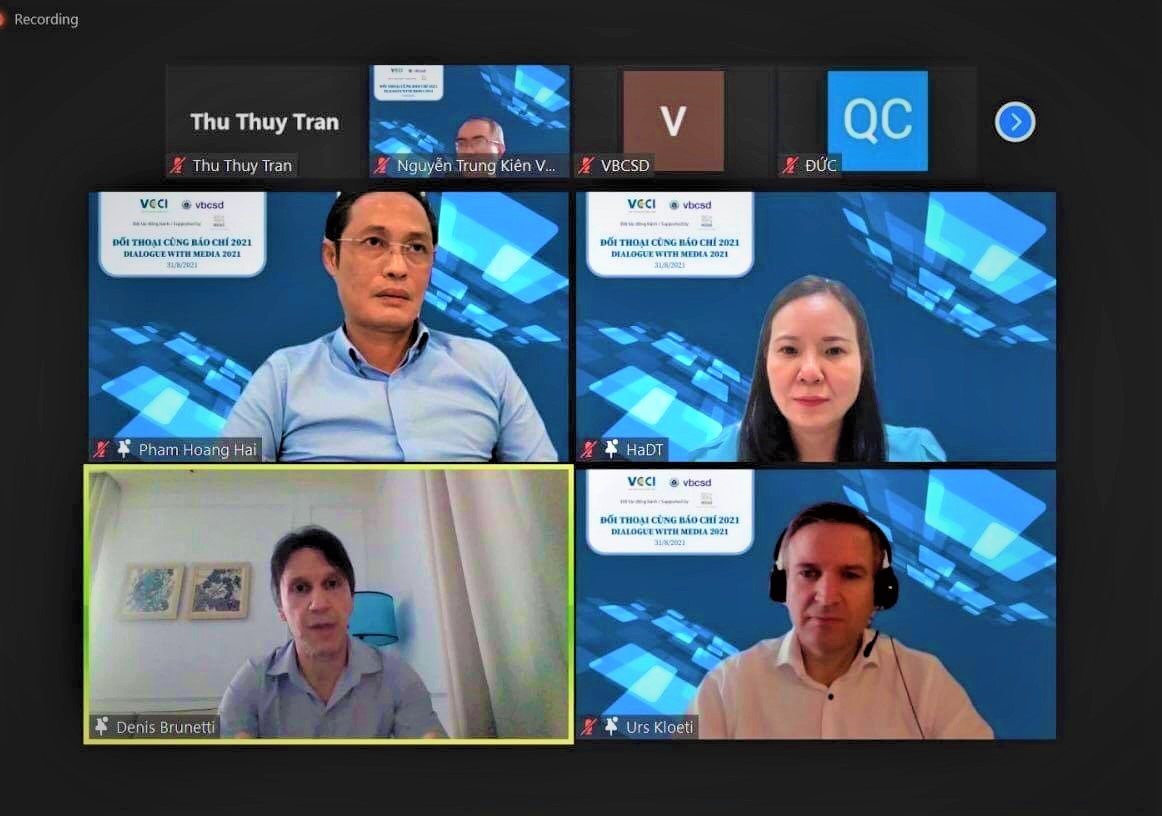 ong urs kloeti giam doc nha may nestle bong sen goc duoi ben phai va dien gia trao doi o doi thoai cung bao chi sang 318 ong urs kloeti giam doc nha may nestle bong sen goc duoi ben phai va dien gia trao doi o doi thoai cung bao chi sang 318