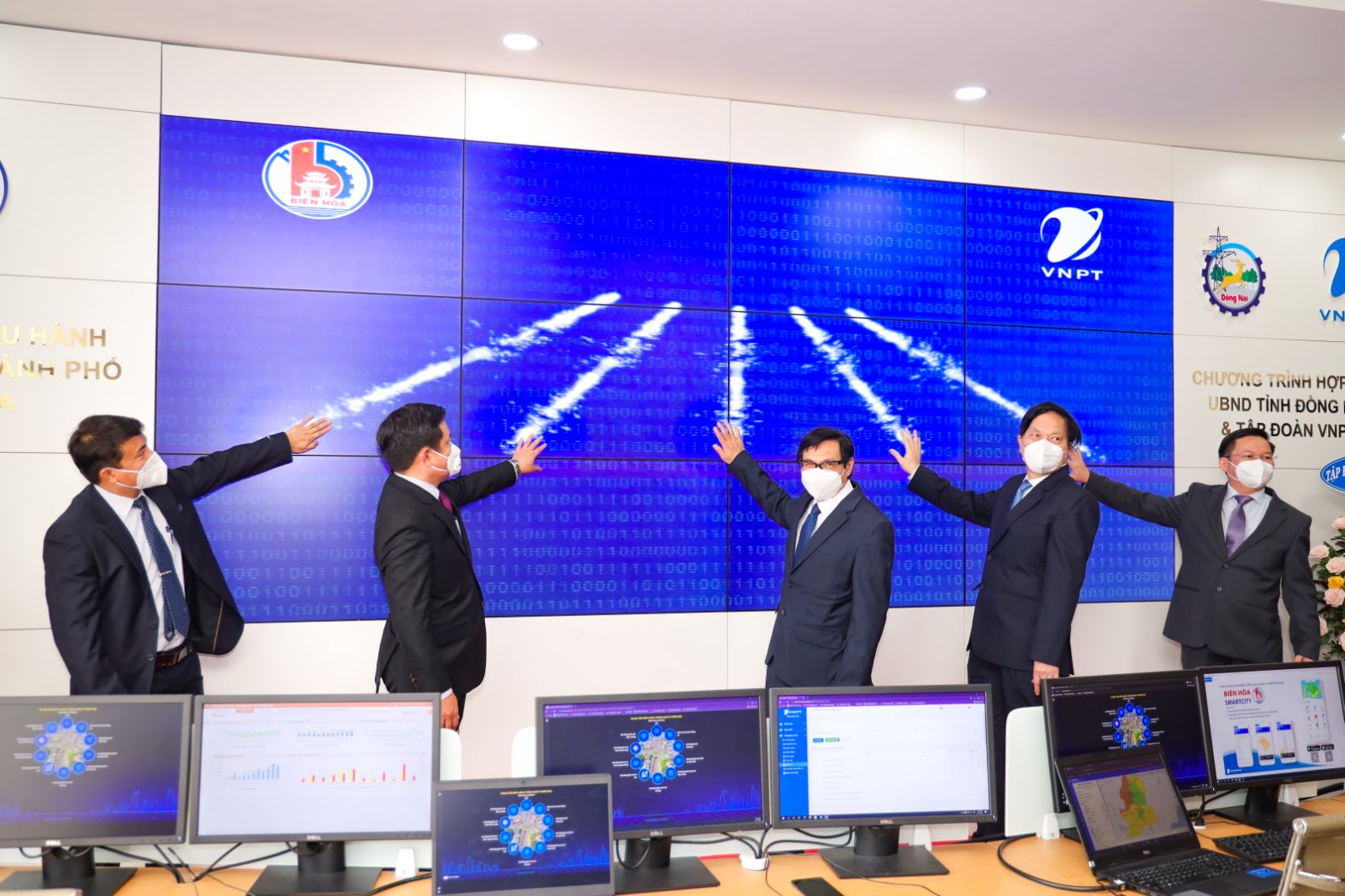 lanh dao ubnd tinh dong nai va tap doan vnpt nhan nut khai truong ioc thanh pho bien hoa lanh dao ubnd tinh dong nai va tap doan vnpt nhan nut khai truong ioc thanh pho bien hoa