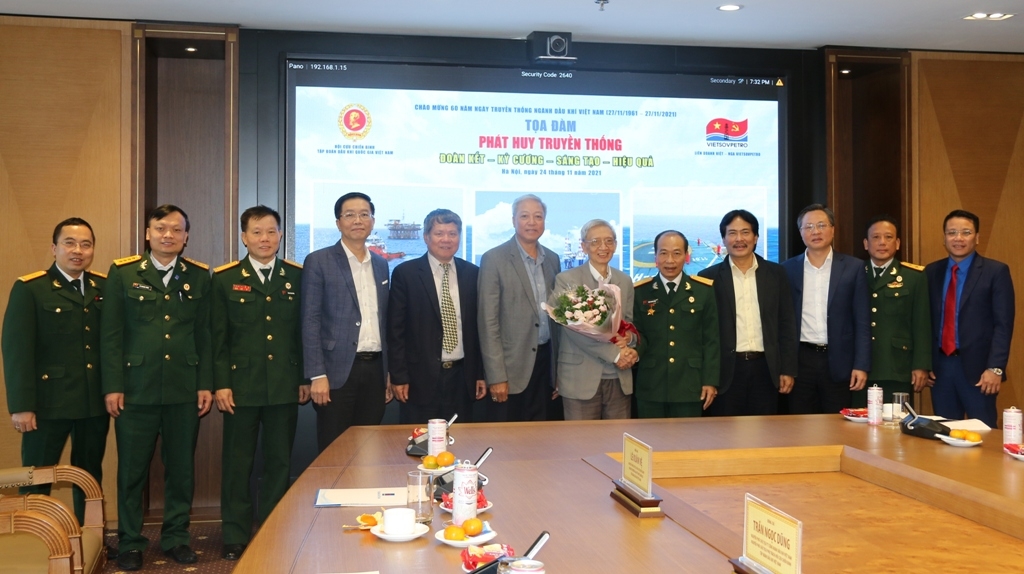 10 lanh dao tap doan tang hoa tri an cac dong chi nguyen lanh dao nganh dau khi qua cac thoi ky