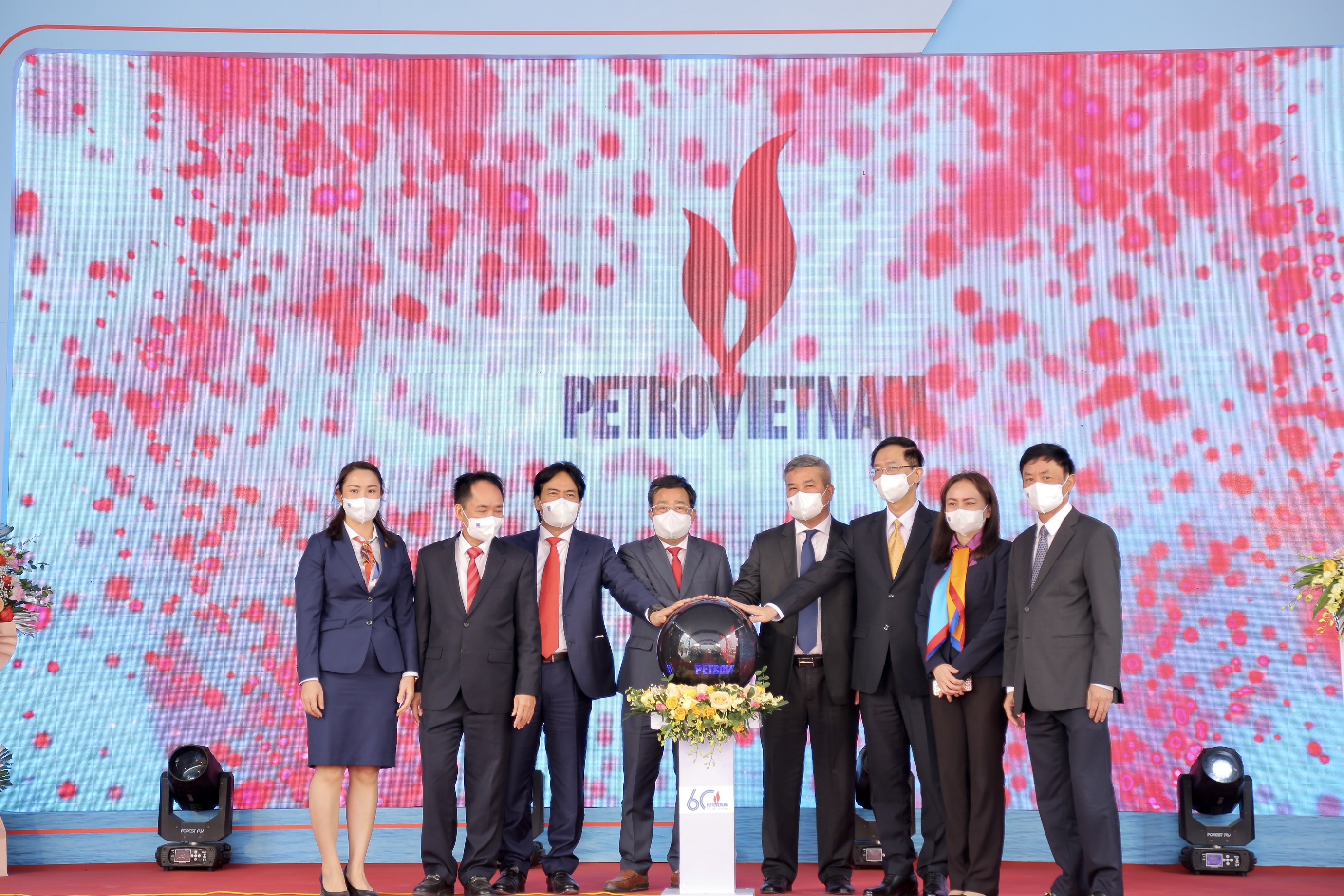 7 lanh dao tap doan thuc hien nghi thuc cong bo bo nhan dien thuong hieu petrovietnam
