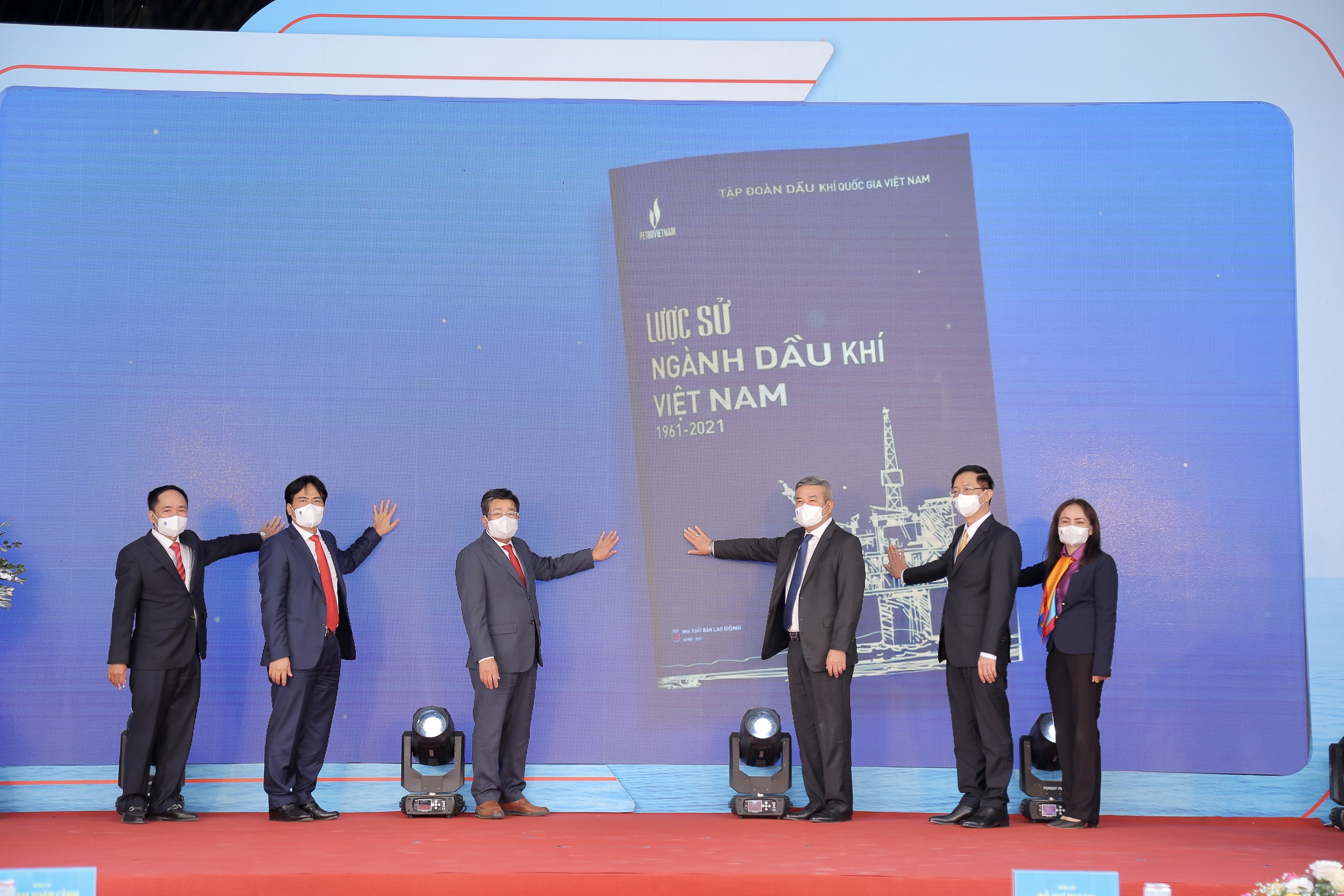 8 ra mat bo sach luoc su nganh dau khi viet nam