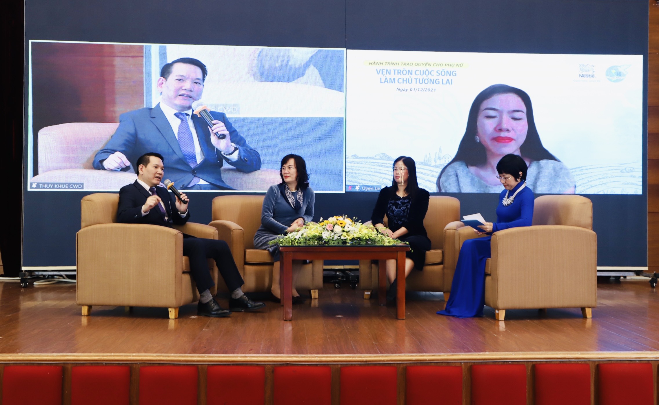 cac dai dien cua van phong chinh phu bo lao dong thuong binh xa hoi va hoi lien hiep phu nu viet nam trao doi tai toa dam