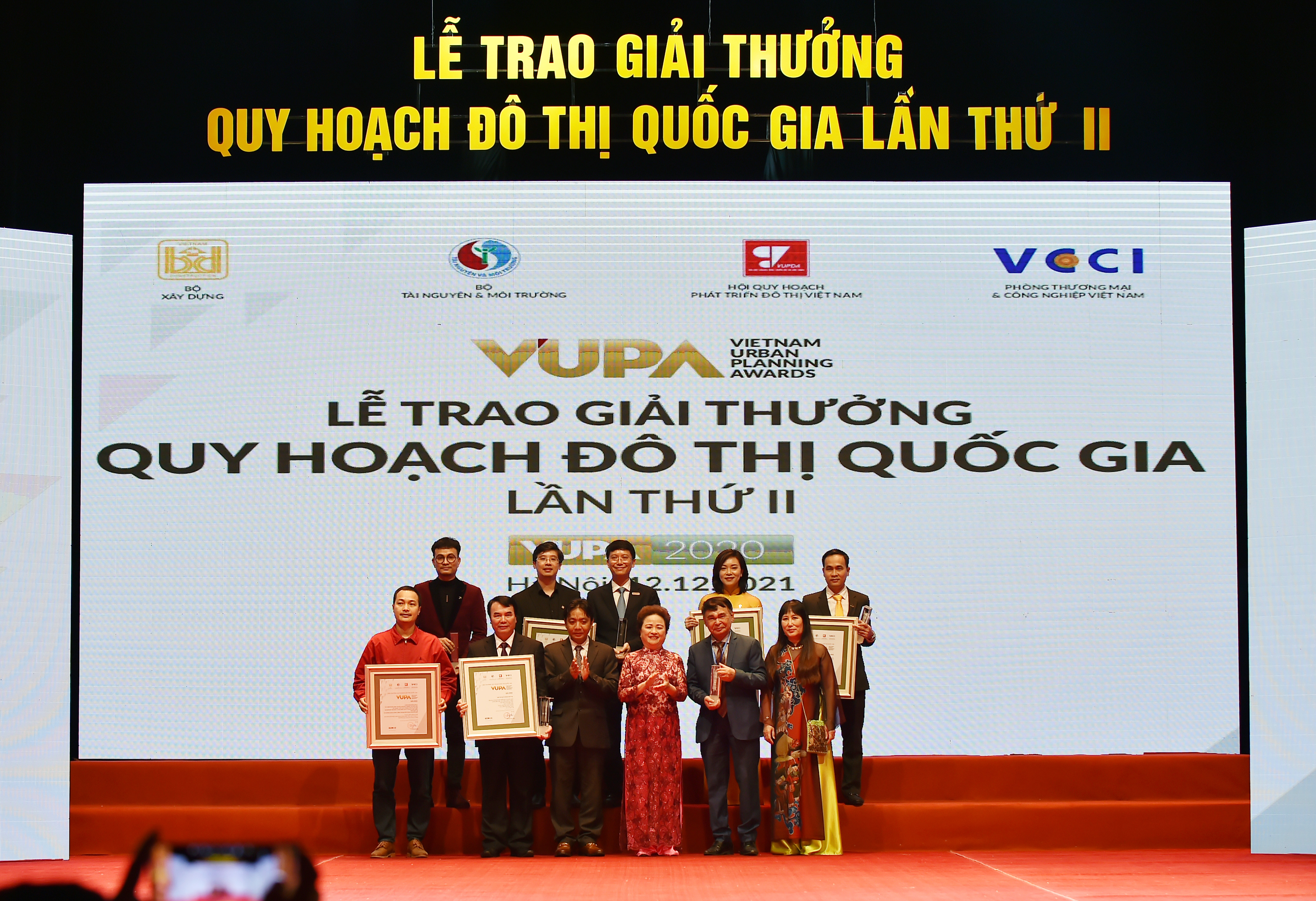 dai dien tap doan sun group nhan 2 giai vang vupa 2021 dai dien tap doan sun group nhan 2 giai vang vupa 2021