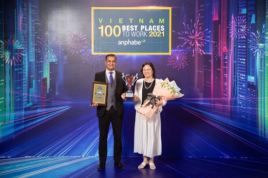 ong binu jacob tong giam doc va ba truong bich dao giam doc nhan su cong ty nestle viet nam nhan bang khen va cup ong binu jacob tong giam doc va ba truong bich dao giam doc nhan su cong ty nestle viet nam nhan bang khen va cup