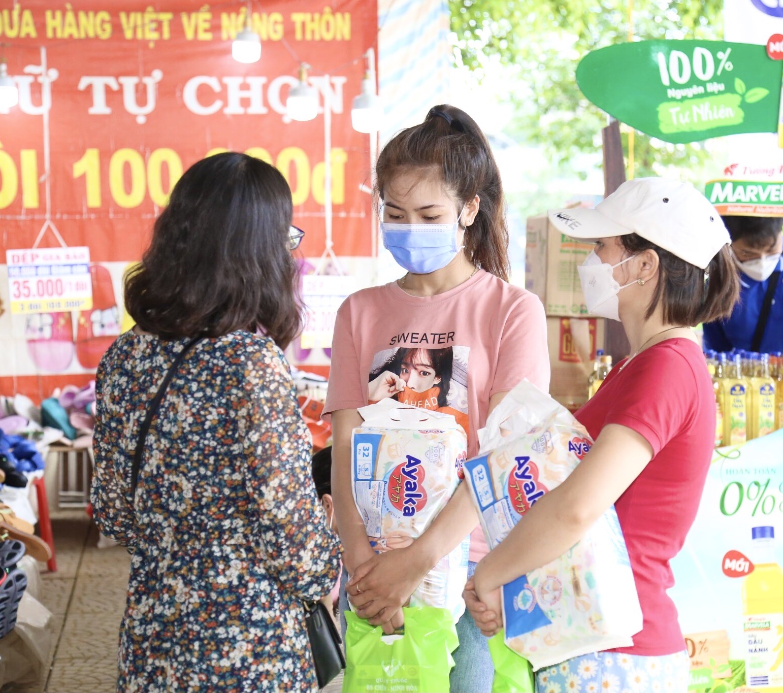 chi nguyen thi lieu va nguyen thi duyen vui mung khi nhan qua tu nutifood chi nguyen thi lieu va nguyen thi duyen vui mung khi nhan qua tu nutifood