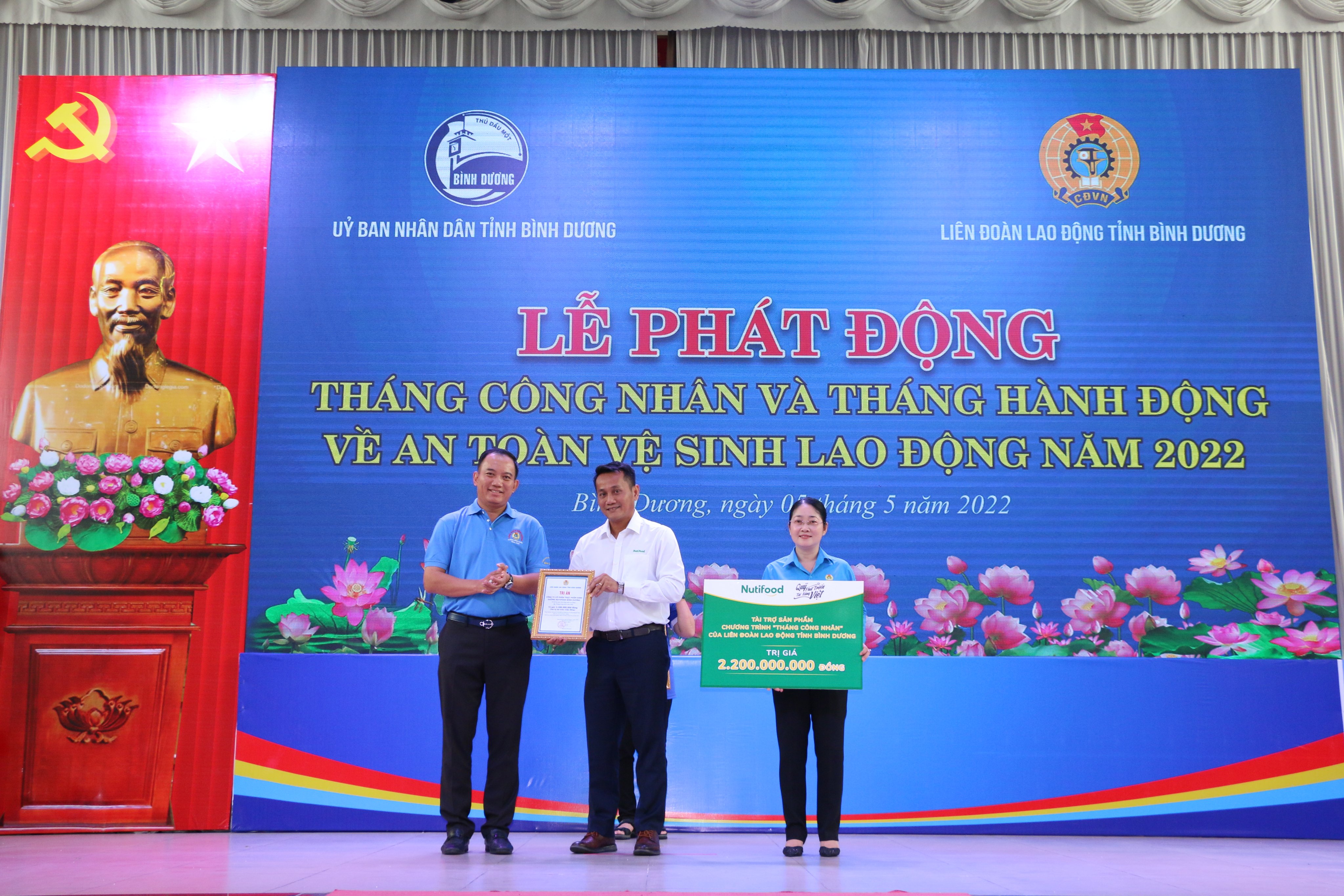 ong vo anh huy giam doc nha may nutifood binh duong trao bang qua tang tuong trung cho ba nguyen kim loan chu tich lien doan lao dong tinh binh duong ong vo anh huy giam doc nha may nutifood binh duong trao bang qua tang tuong trung cho ba nguyen kim loan chu tich lien doan lao dong tinh binh duong